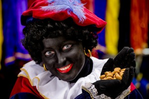 SOEST - Schminken van Zwarte Piet. ANP ROBIN VAN LONKHUIJSEN