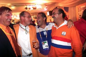 30-09-2000 Sydney, Olympische Zomer Spelen Party voor de heren hockeyers die goud hebben gewonnen. v.l.n.r. Andre Bolhuis (voorzitter van de hockeybond), Maurits Hendriks (coach hockey heren), Tom van 't Hek (onslagen coach hockey vrouwen) en Johan Wakkie (directeur van de hockeybond) hebben de grootse pret Foto en copyright: Leo Vogelzang